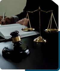 Mazo de juez al lado de una balanza